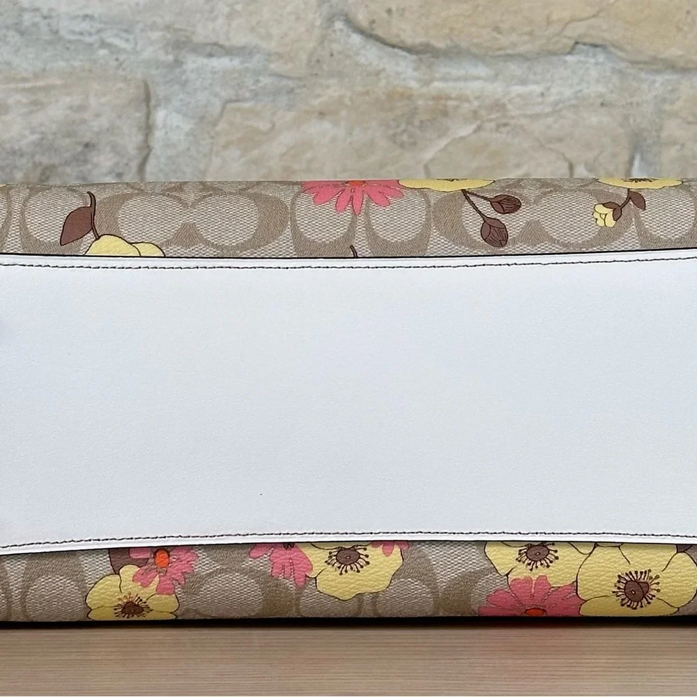 Coach - Picture 6 of 13